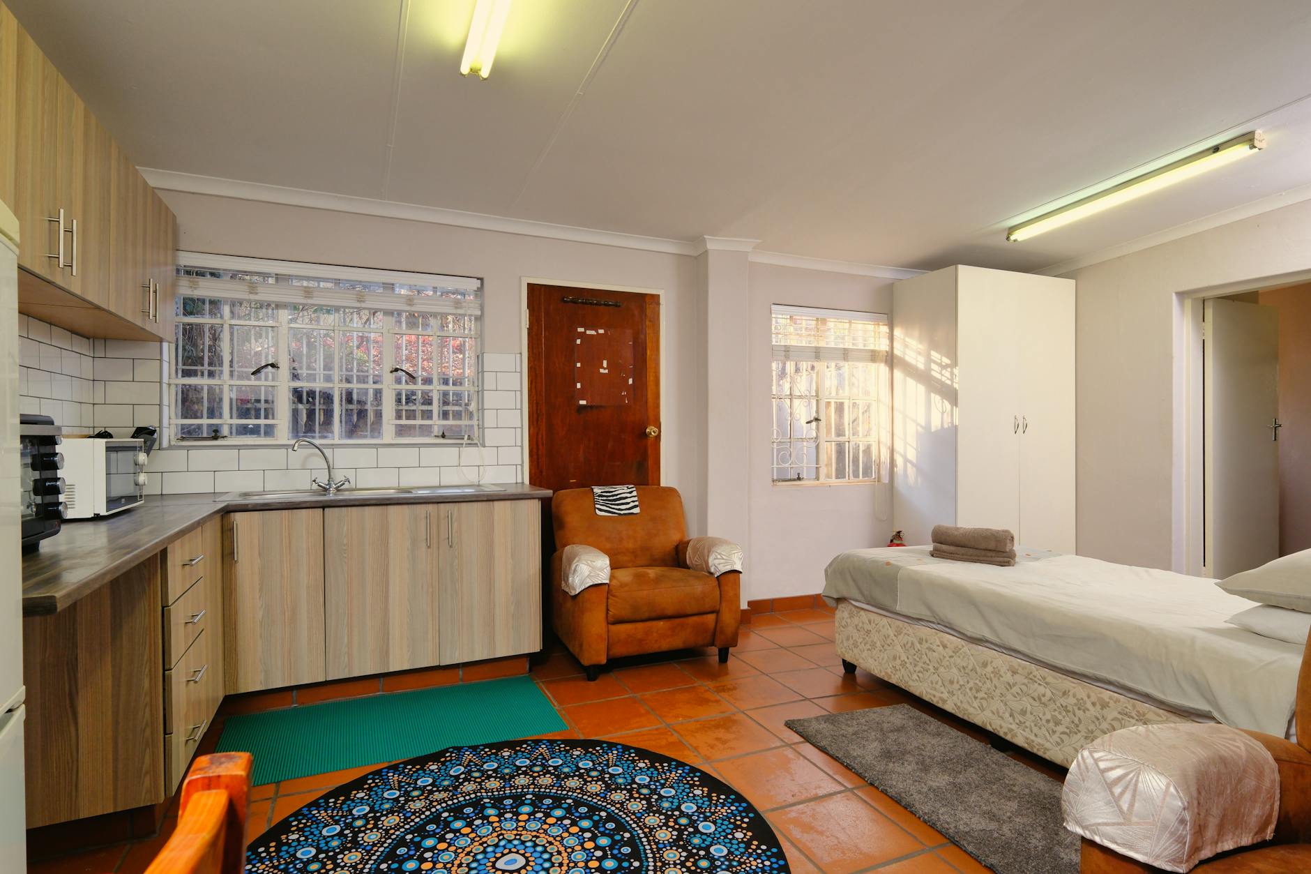 Explore this inviting studio apartment in Pretoria with modern amenities and a warm ambiance.